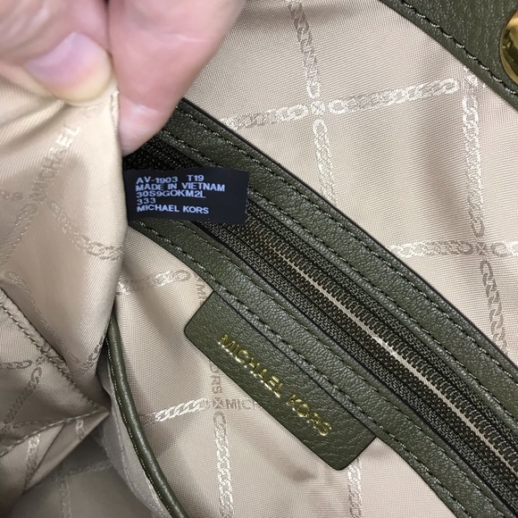 Michael Kors Brooke Green Leather Bucket Shoulder Crossbody Bag NWOT - Picture 12 of 13